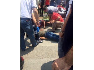 Motosikletliler Ambulansa Çarptı: 1’i Ağır 2 Yaralı