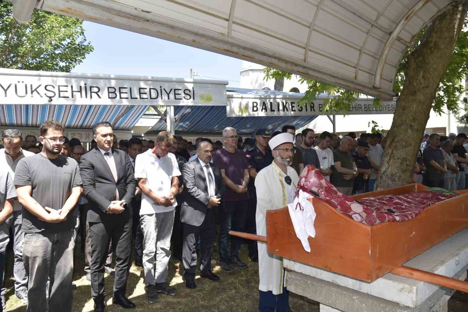 balikesir-de-kazada-hayatini-kaybeden-cocuk-son-yolculuguna-ugurlandi