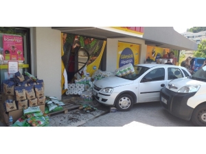 Vitesi Karıştırdı Markete Daldı: 2 Yaralı