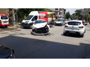 Kaza Yapan Araçlar Yayalara Çarptı: 2 Yaralı