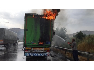 Seyir Halindeki Tırın Dorsesi Alev Aldı