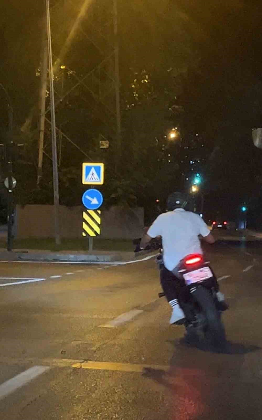 drift-atarak-trafigi-tehlikeye-sokan-motosikletli-kamerada