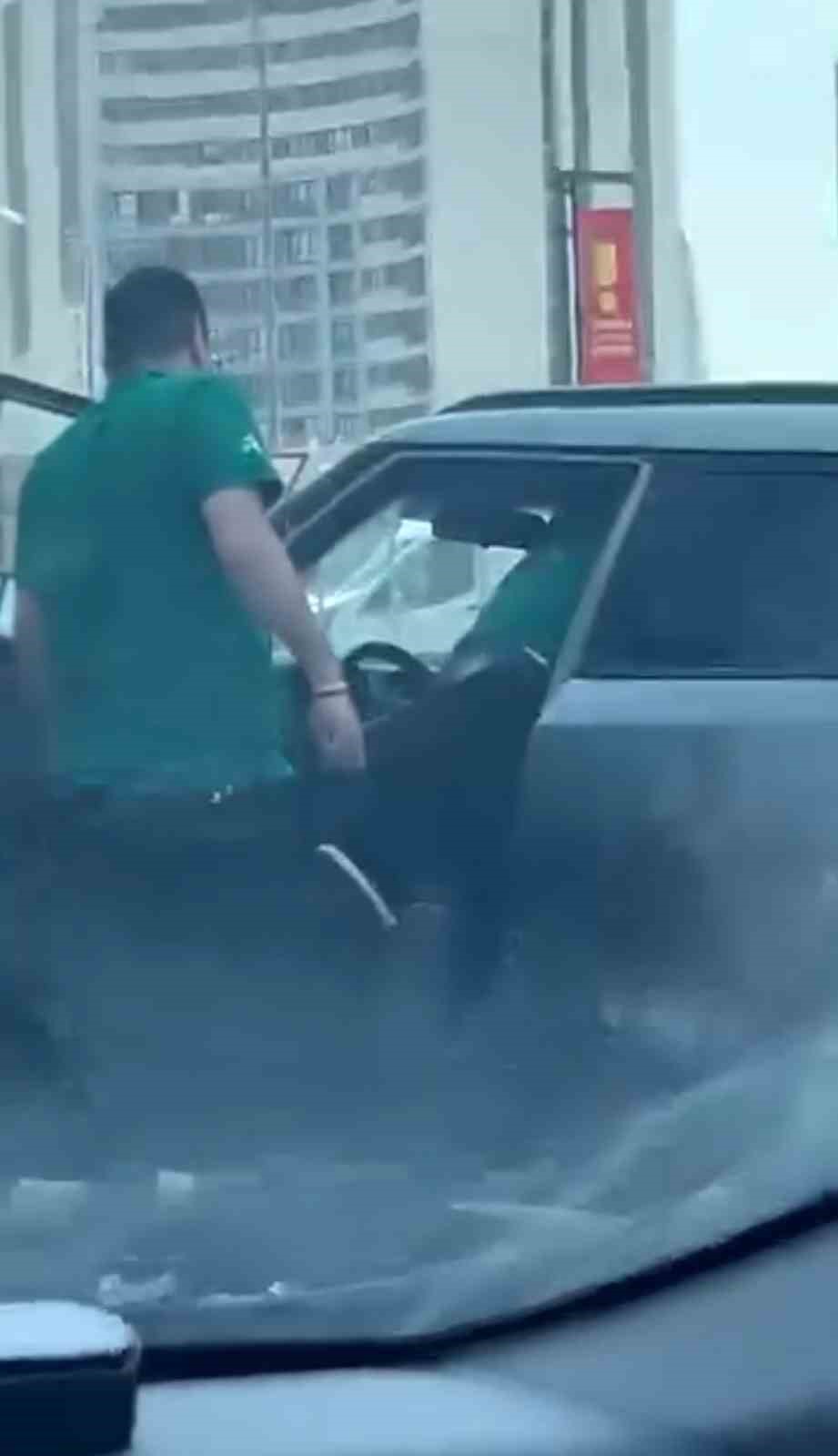 kartal-da-trafik-kazasi-sonrasi-cikan-kavga-kamerada