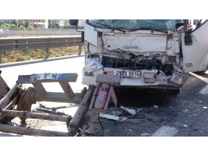 Tem’de 3 Kamyon Birbirine Girdi, Sürücü Araç İçinde Sıkıştı