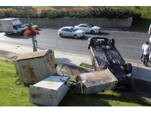 Zincirleme Kazada Takla Atan Otomobil Elektrik Panosunu Devirdi