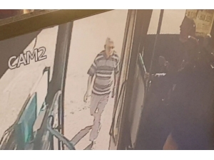 Yolun Karşısına Geçmeye Çalışan Yaşlı Adama Otobüs Çarptı