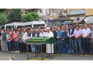 Gelininin Tabutuna Sarılarak Ağladı