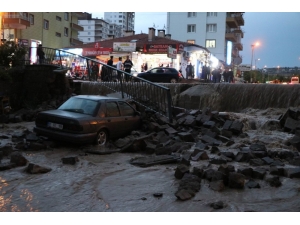 Sele Dayanamayan İstinat Duvarı Araçların Üstüne Yıkıldı
