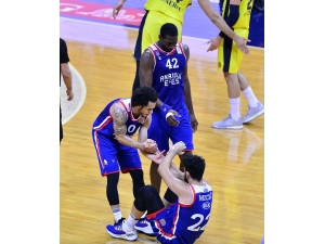 Anadolu Efes, Fenerbahçe Karşısında Bu Sezon 6. Kez Kazandı