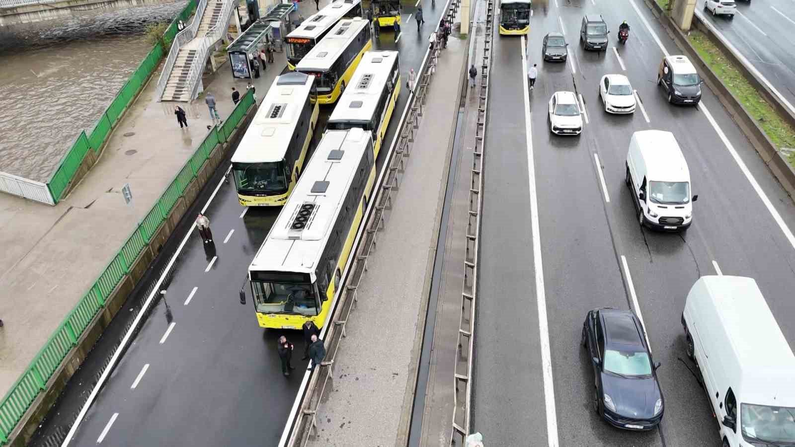iett-otobusu-arizalandi-kadikoy-d-100-karayolu-nda-trafik-durma-noktasina-geldi