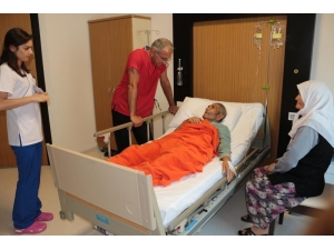 40 Santim Büyüyen Böbrek Laparoskopik Cerrahi İle Alındı