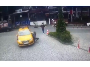 Maslak’ta Taksicinin Yolda Yürüyen Genç Kızı Ezme Anı Kamerada