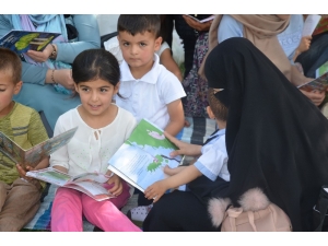 Kadınlar Çocukları İle Parkta Kitap Okudu