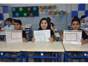 Üçüzlerin Karne Sevinci