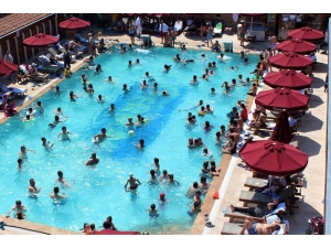 Serinlemek İçin Girilen Yüzme Havuzlarındaki Gizli Tehlike