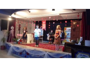 Minik Öğrencilerin Gösterisi Duygu Dolu Anlar Yaşattı