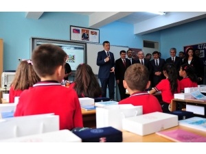 Öğrenciler Karnelerini Bakan Selçuk’un Elinden Aldı