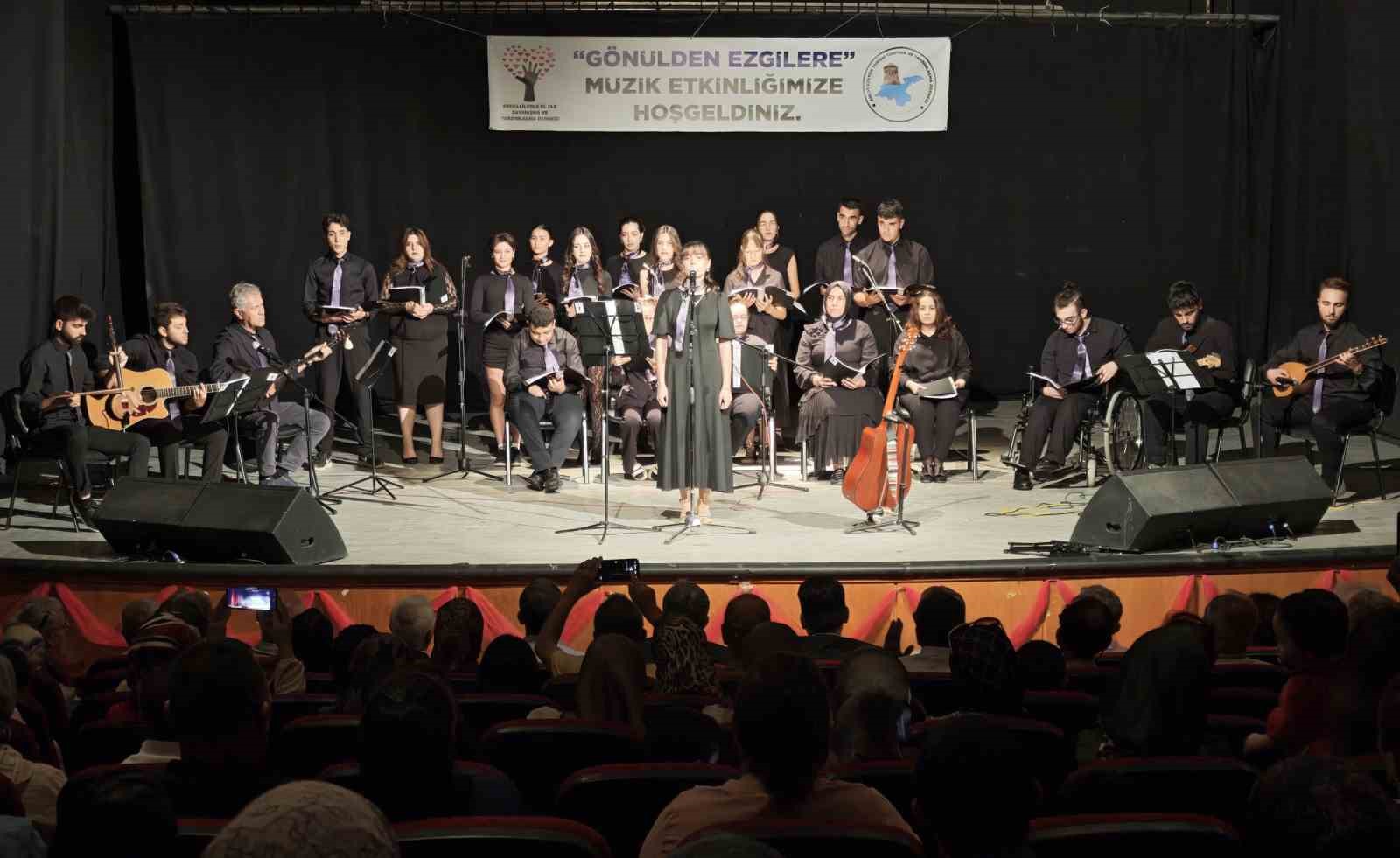 ahlat-ta-gonulden-ezgilere-gecesi-ozel-bireyler-ve-ogrencilerden-unutulmaz-konser