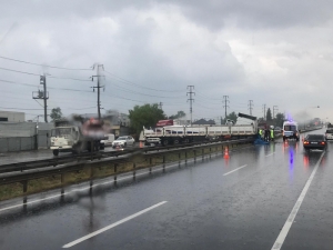 D-100’de Kontrolden Çıkan Tır Bariyerlere Çarptı: 1 Yaralı