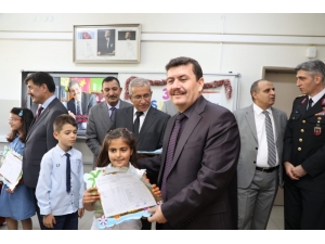 Erzincan’da Öğrenciler Karnelerini Valinin Elinden Aldı