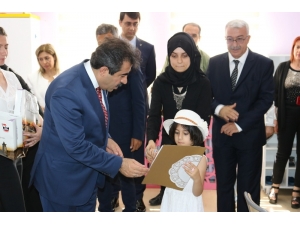 Vali Güzeloğlu, Öğrencilerin Karne Heyecanına Ortak Oldu