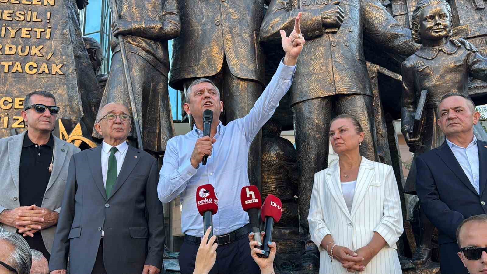 ozgur-ozel-den-dini-degerleri-asagilayan-deniz-goktas-a-destek