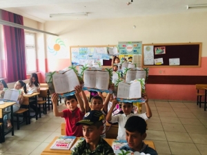 Minik Çocukların İlk Karne Heyecanı