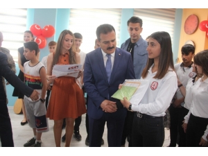 Vali Akbıyık’tan Karne Dağıtımı