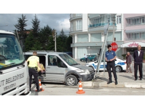 Şuhut’ta Trafik Kazası: 2 Yaralı