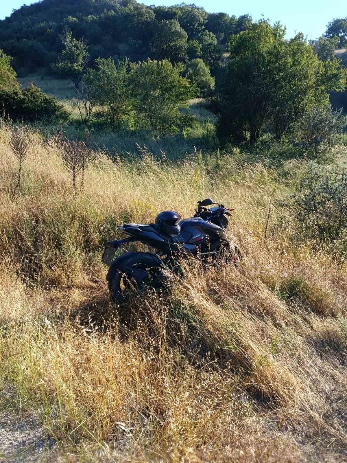 direksiyon-hakimiyetini-kaybeden-motosiklet-tarlaya-savruldu-1-yarali