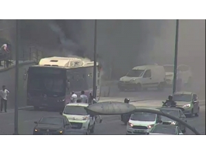 Seyir Halindeki Otobüs Alev Aldı, Vatandaşlar Yangın Tüpleriyle Müdahale Etti