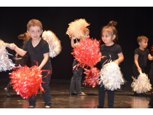 Minik Öğrencilerin Gösterisi Göz Kamaştırdı