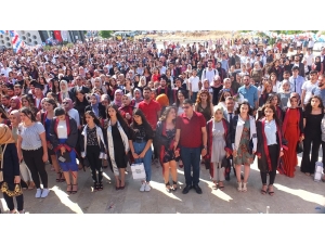 Artuklu Üniversitesi’nde Mezuniyet Sevinci