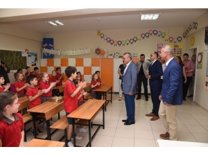 Vali Deniz Çocukların Karne Heyecanına Ortak Oldu