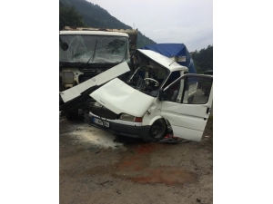 Trabzon’da Kamyon İle Kamyonet Çarpıştı: 1’i Ağır 2 Yaralı