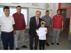 Başkan Bayındır, Mezun Olduğu Okulda Öğrencilerin Karne Sevincine Ortak Oldu