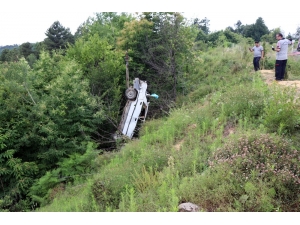 Otomobil Şarampole Uçtu: 1 Ölü, 5 Yaralı
