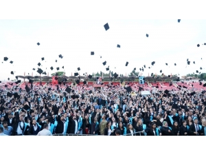 Balıkesir Üniversitesinde Mezuniyet Gururu