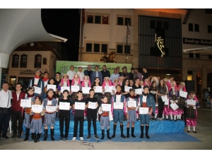 Oyun Ve Türkülerle Belgelerini Aldılar