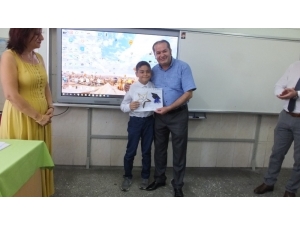 Küçük Alper Karnesini Babasından Aldı