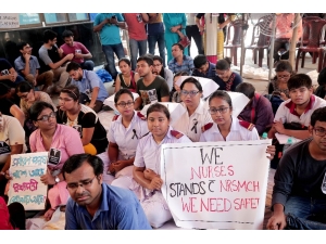 Hintli Doktorlardan Hasta Yakını Şiddetine Tepki