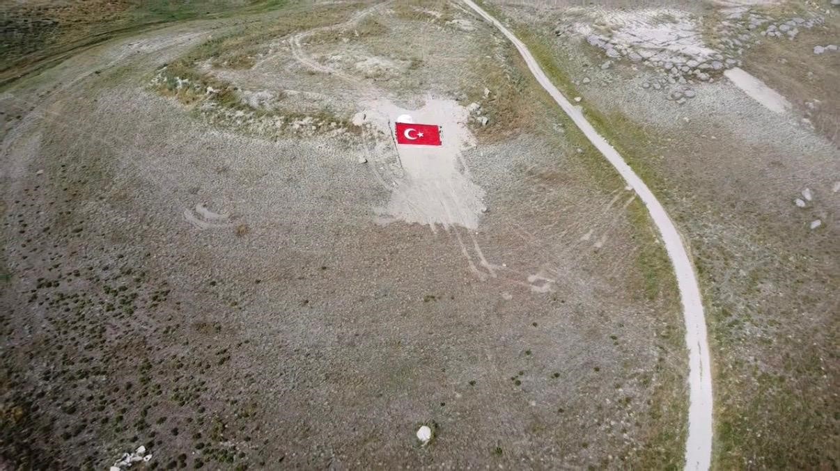 eskisehirli-gencler-milli-takima-destek-icin-daga-turk-bayragi-naksetti