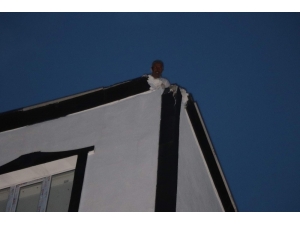 Siirt’te Binanın Çatısına Yıldırım Düştü