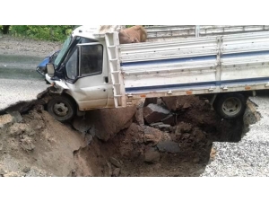 Aşırı Yağış Nedeniyle Yol Çöktü, Kamyonet Çukura Düştü