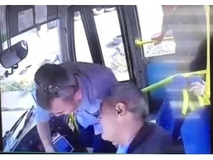 Halk Otobüsü Şoförü Direksiyon Başında Kalp Krizi Geçirdi, Faciayı Bekçi Önledi