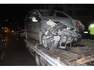 Minibüsle, Hafif Ticari Araç Çarpıştı: 3 Yaralı