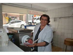 Kadın Kasap Erkeklere Taş Çıkartıyor