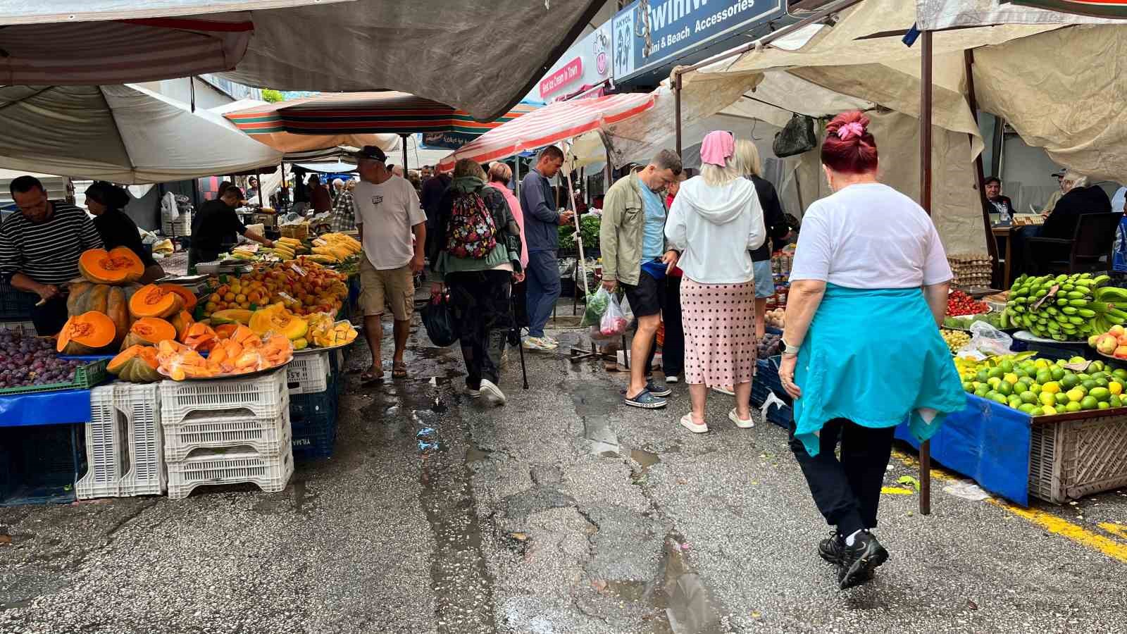 alanya-da-saganak-pazar-yerini-gole-cevirdi