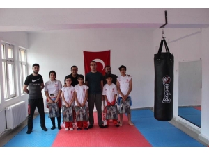 Kick Boks’ta Başarılı Olan Öğrenciler Ödüllendirildi