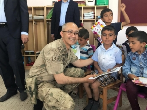 Jandarma, Çocukların Karne Heyecanına Ortak Oldu